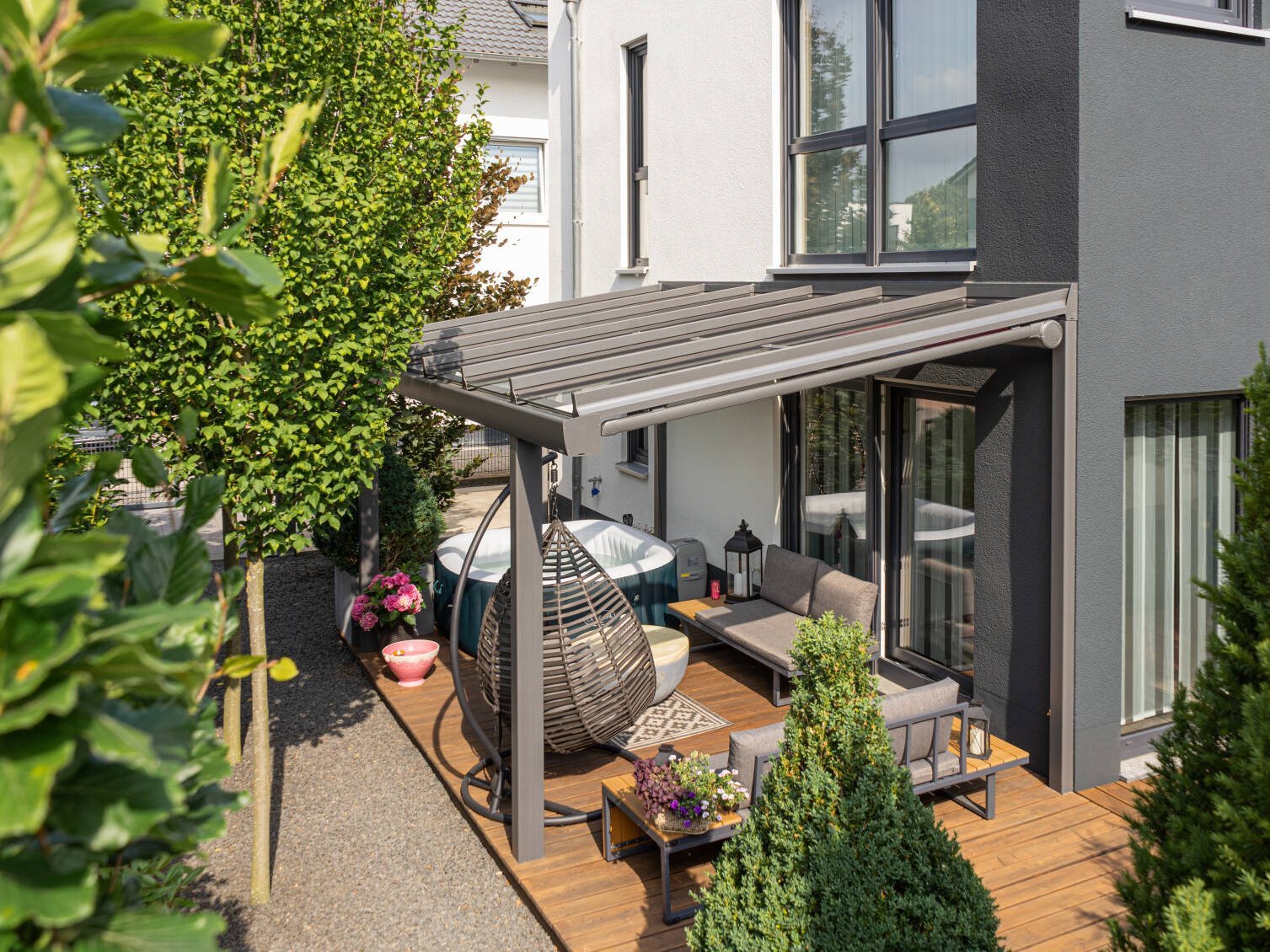 Die Privatsphäre des Hauses mit geeigneten Außenanlagen schützen 